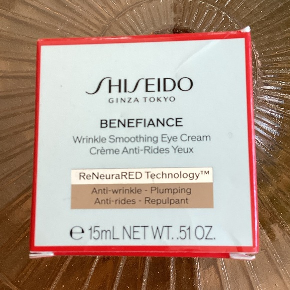 Shiseido Benefiance Wrinkle Smoothing Eye Cream - Red & White